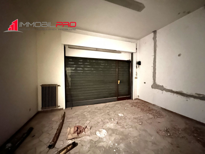 In vendita a Thiene, proponiamo negozio di circa 35 mq, situato in zona comoda e ben servita, per...