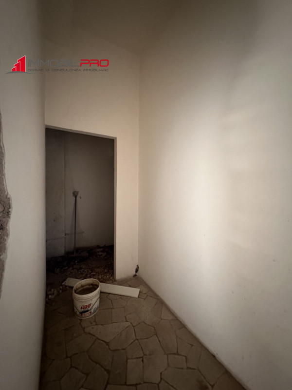 In vendita a Thiene, proponiamo negozio di circa 35 mq, situato in zona comoda e ben servita, per...