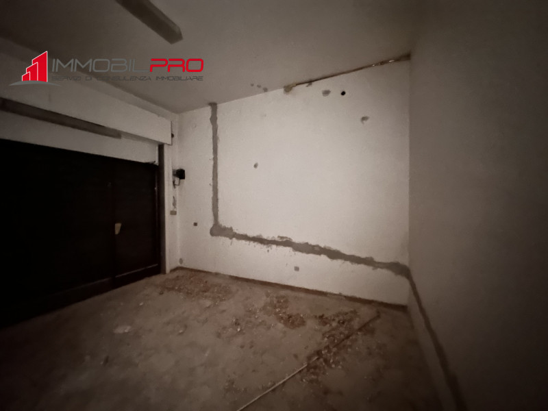 In vendita a Thiene, proponiamo negozio di circa 35 mq, situato in zona comoda e ben servita, per...