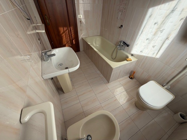 CADONEGHE: Classe Energetica G - EPgl,nren 145,58 KWh/mq anno. 
In contesto tranquillo e ben serv...