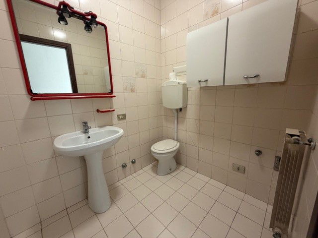 CADONEGHE: Classe Energetica G - EPgl,nren 145,58 KWh/mq anno. 
In contesto tranquillo e ben serv...