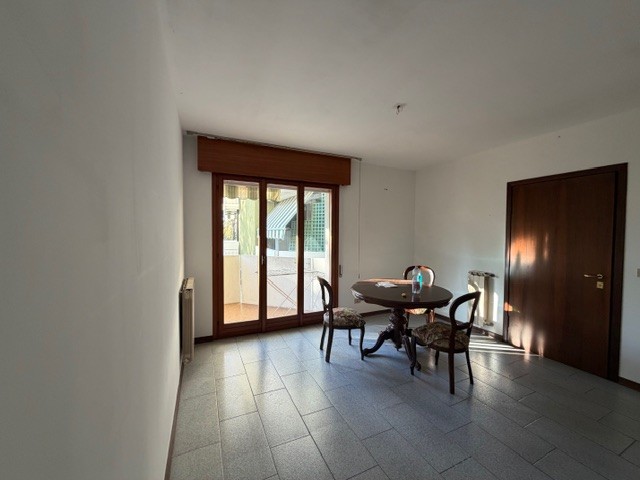 CADONEGHE: Classe Energetica G - EPgl,nren 145,58 KWh/mq anno. 
In contesto tranquillo e ben serv...