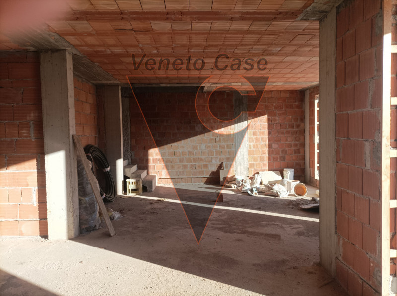 Proponiamo in vendita a Campodarsego una splendida porzione di bifamiliare attualmente al grezzo,...