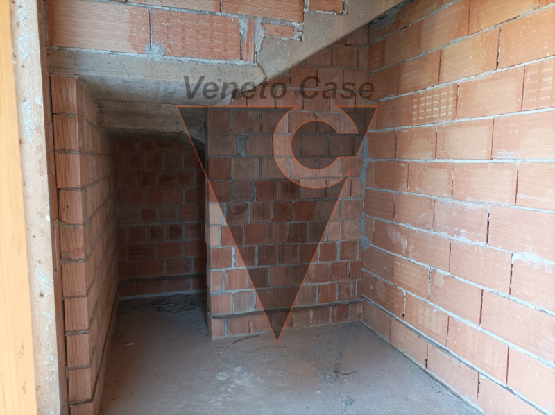 Proponiamo in vendita a Campodarsego una splendida porzione di bifamiliare attualmente al grezzo,...