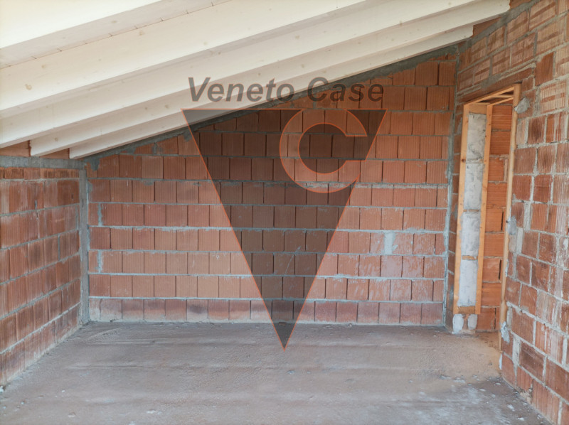 Proponiamo in vendita a Campodarsego una splendida porzione di bifamiliare attualmente al grezzo,...