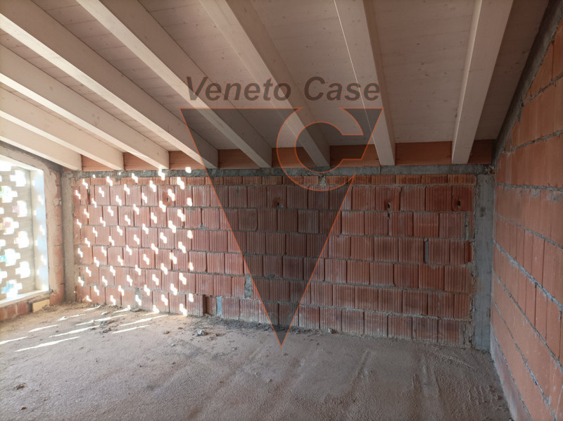 Proponiamo in vendita a Campodarsego una splendida porzione di bifamiliare attualmente al grezzo,...