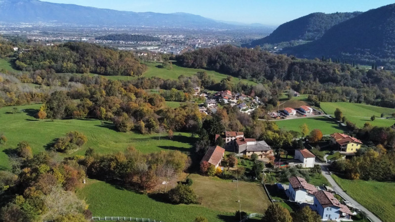 Scopri un'opportunità unica nel cuore della natura! Proponiamo in vendita un terreno edificabile ...