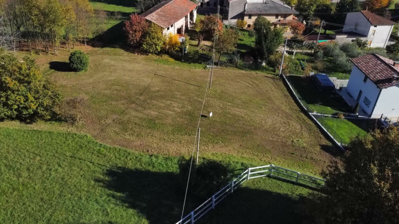 Scopri un'opportunità unica nel cuore della natura! Proponiamo in vendita un terreno edificabile ...