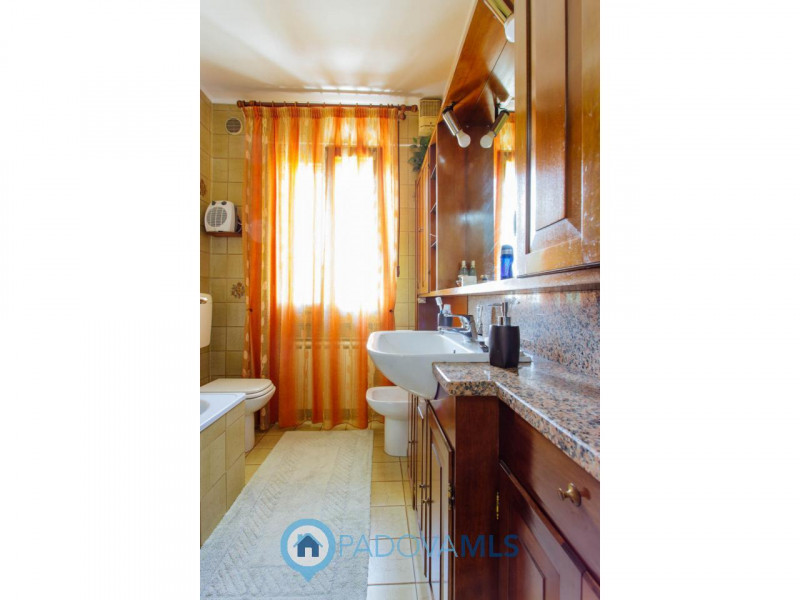 Immobile in esclusiva al Gruppo Padova MLS

Vendesi abitazione singola con ampio giardino in comu...