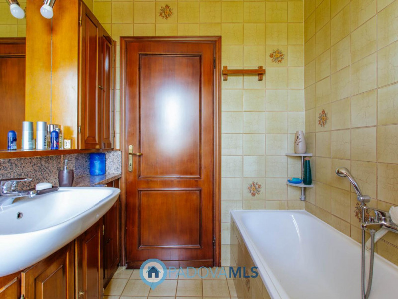 Immobile in esclusiva al Gruppo Padova MLS

Vendesi abitazione singola con ampio giardino in comu...