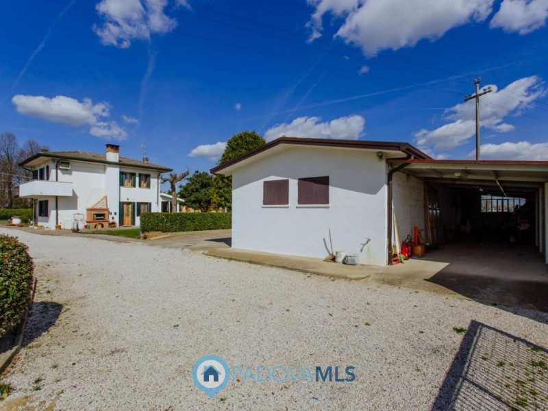 Immobile in esclusiva al Gruppo Padova MLS

Vendesi abitazione singola con ampio giardino in comu...