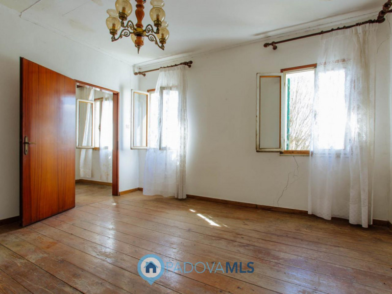 Immobile in esclusiva al Gruppo Padova MLS

Vendesi abitazione singola con ampio giardino in comu...