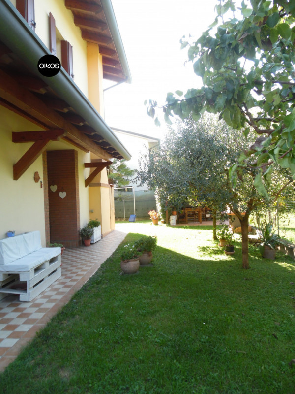 Arzergrande (PD) - Proponiamo porzione di bifamiliare con esposizione nord - ovest - sud, in otti...