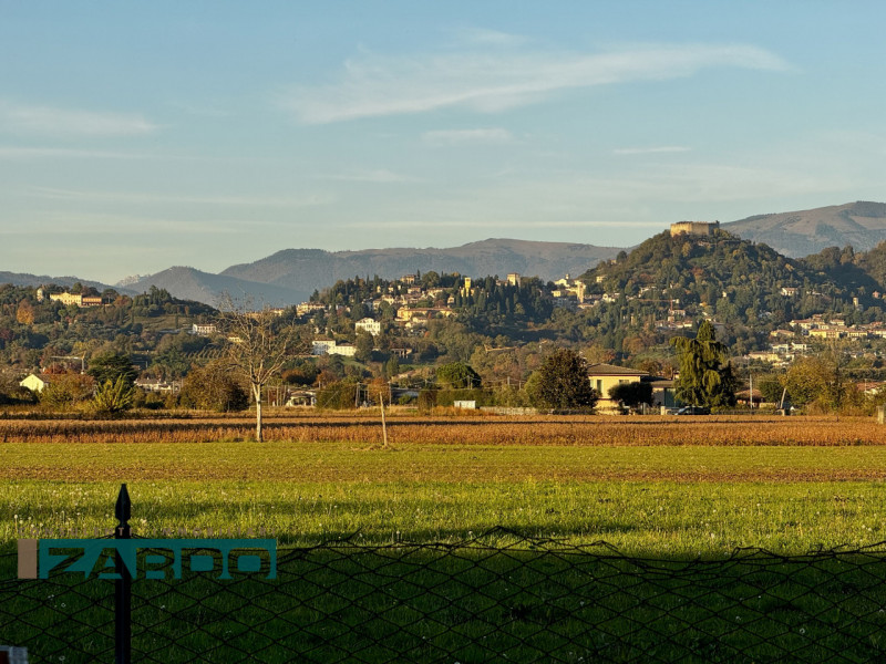 Rif. C-227 NE ( per info 350 5383983 | Giacomo )

In centro a Villa d’Asolo, con suggestiva vista...