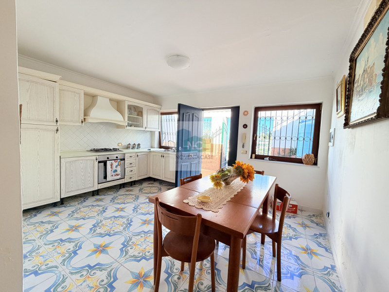 Scopri la tua nuova casa nel cuore di Casamicciola Terme! Proponiamo in vendita una splendida por...