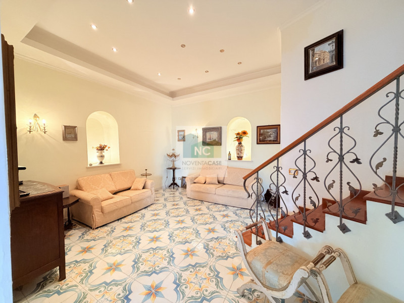 Scopri la tua nuova casa nel cuore di Casamicciola Terme! Proponiamo in vendita una splendida por...