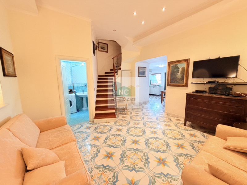 Scopri la tua nuova casa nel cuore di Casamicciola Terme! Proponiamo in vendita una splendida por...