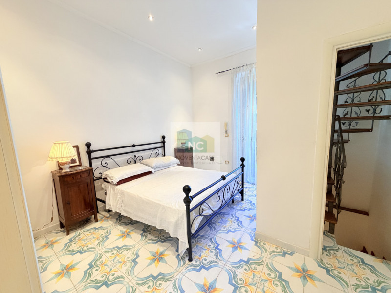 Scopri la tua nuova casa nel cuore di Casamicciola Terme! Proponiamo in vendita una splendida por...