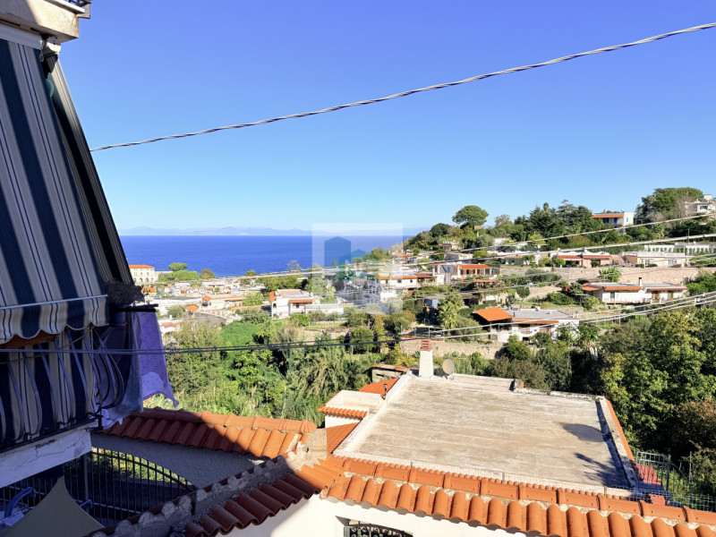 Scopri la tua nuova casa nel cuore di Casamicciola Terme! Proponiamo in vendita una splendida por...