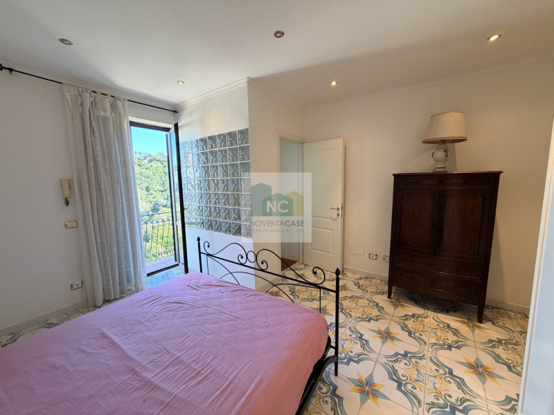 Scopri la tua nuova casa nel cuore di Casamicciola Terme! Proponiamo in vendita una splendida por...