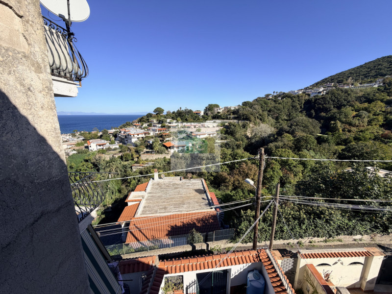 Scopri la tua nuova casa nel cuore di Casamicciola Terme! Proponiamo in vendita una splendida por...