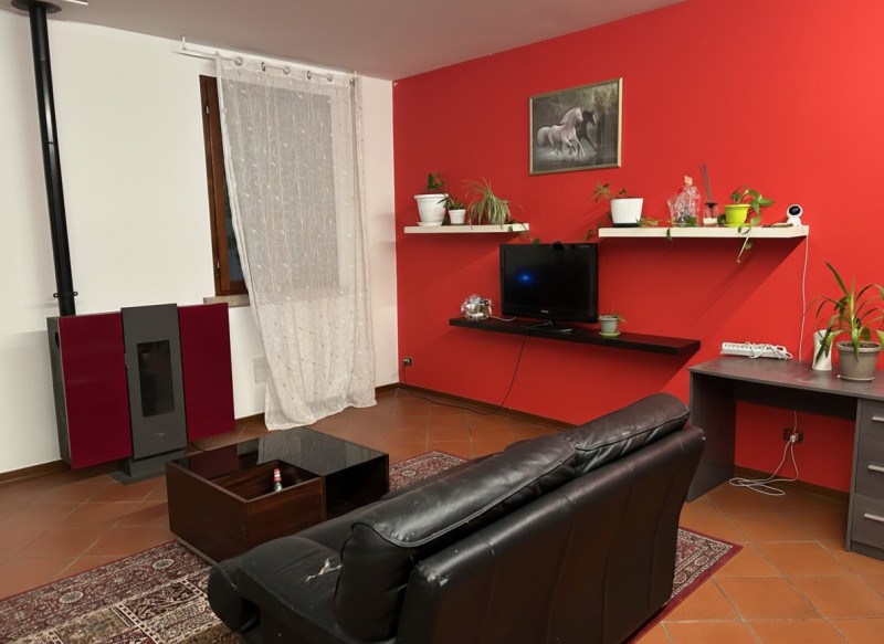 MASERA' DI PADOVA vendesi ampio appartamento disposto su due livelli, situato in un piccolo conte...