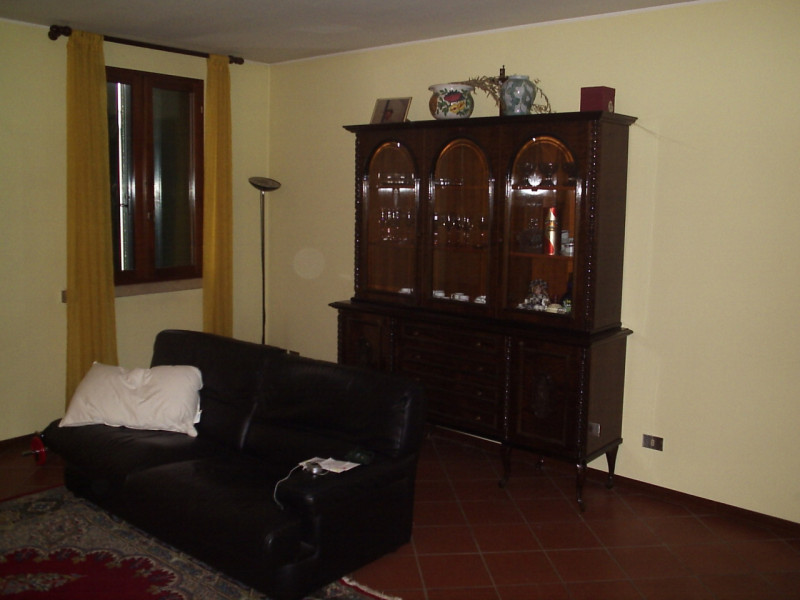 MASERA' DI PADOVA vendesi ampio appartamento disposto su due livelli, situato in un piccolo conte...