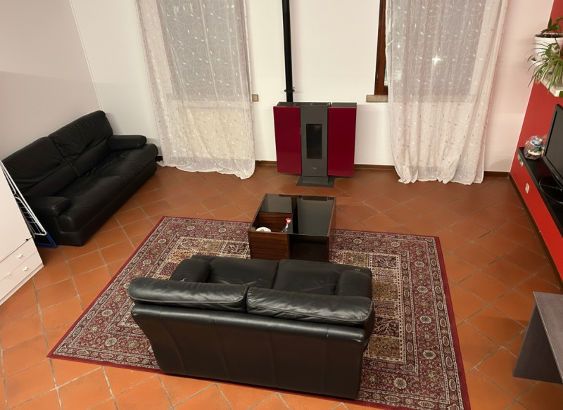 MASERA' DI PADOVA vendesi ampio appartamento disposto su due livelli, situato in un piccolo conte...