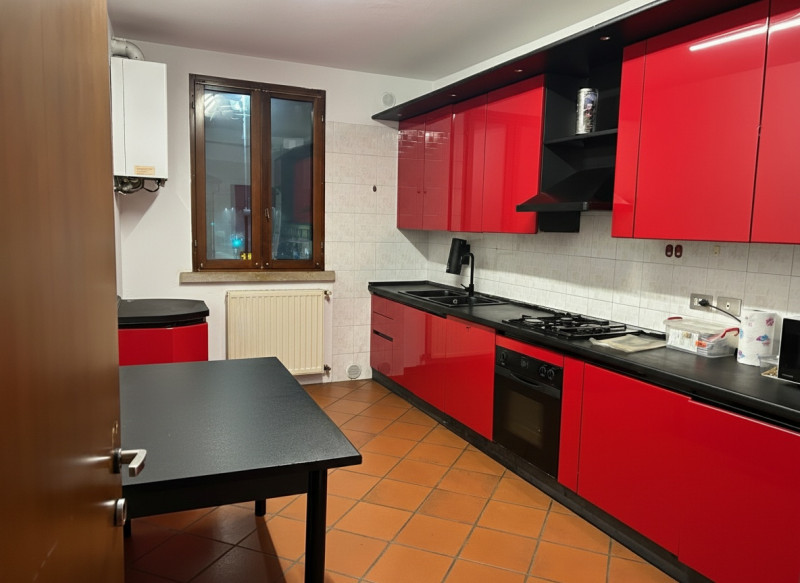 MASERA' DI PADOVA vendesi ampio appartamento disposto su due livelli, situato in un piccolo conte...