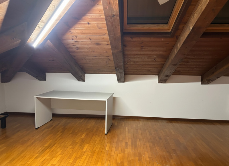 MASERA' DI PADOVA vendesi ampio appartamento disposto su due livelli, situato in un piccolo conte...