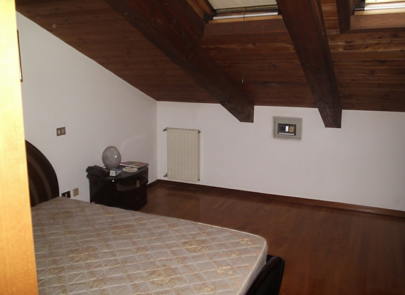 MASERA' DI PADOVA vendesi ampio appartamento disposto su due livelli, situato in un piccolo conte...