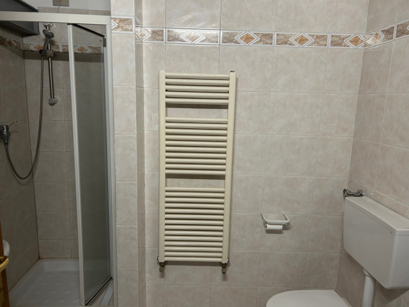 MASERA' DI PADOVA vendesi ampio appartamento disposto su due livelli, situato in un piccolo conte...