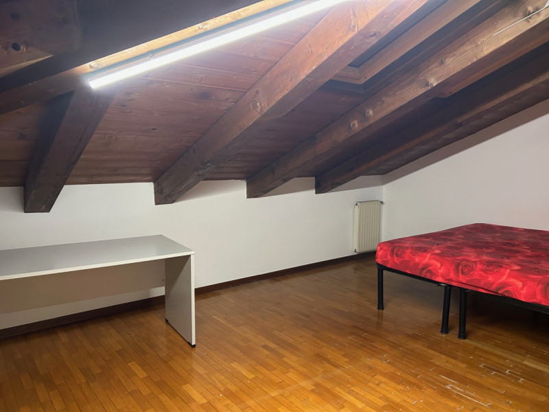 MASERA' DI PADOVA vendesi ampio appartamento disposto su due livelli, situato in un piccolo conte...