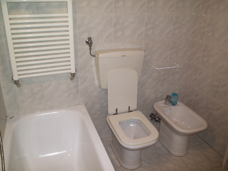 MASERA' DI PADOVA vendesi ampio appartamento disposto su due livelli, situato in un piccolo conte...