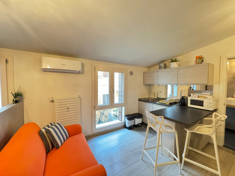 Nel cuore pulsante del centro storico, in una delle zone più caratteristiche della città, COCCOLO...