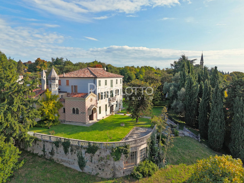 Rif. V5398 - Prestigiosa Villa dalle origini settecentesche in località Mercato Vecchio a Montebe...