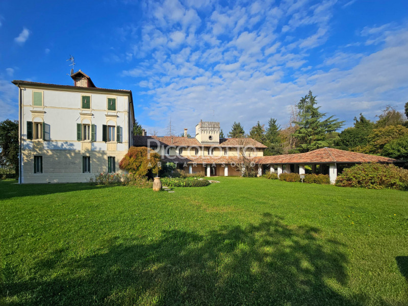 Rif. V5398 - Prestigiosa Villa dalle origini settecentesche in località Mercato Vecchio a Montebe...