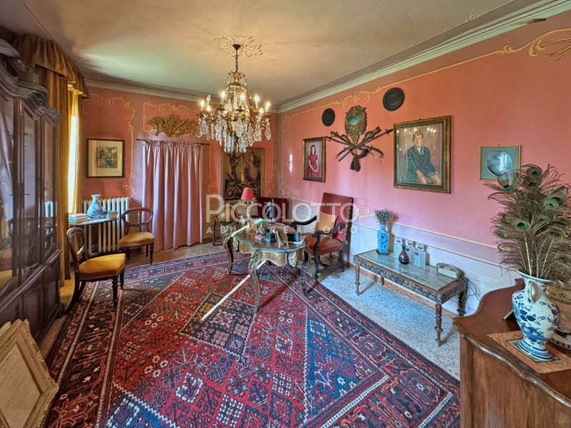 Rif. V5398 - Prestigiosa Villa dalle origini settecentesche in località Mercato Vecchio a Montebe...