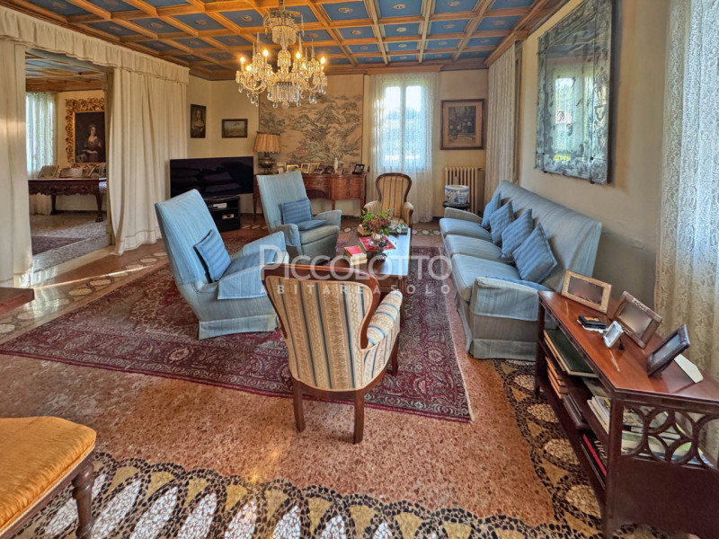 Rif. V5398 - Prestigiosa Villa dalle origini settecentesche in località Mercato Vecchio a Montebe...