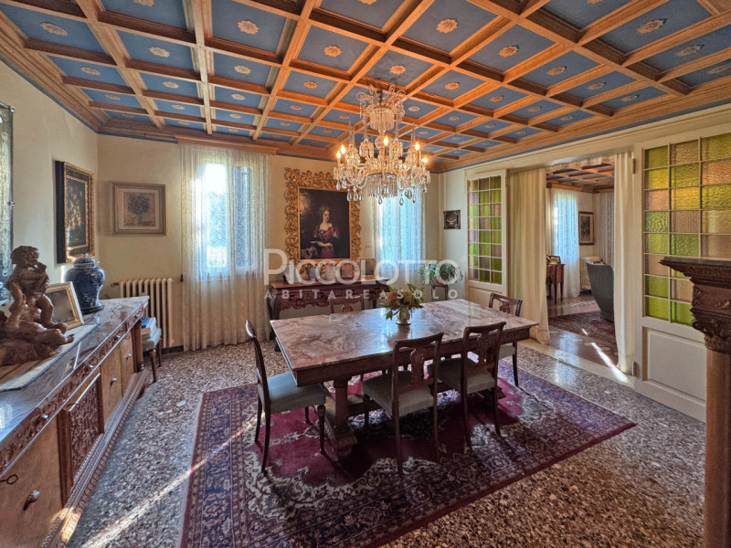 Rif. V5398 - Prestigiosa Villa dalle origini settecentesche in località Mercato Vecchio a Montebe...