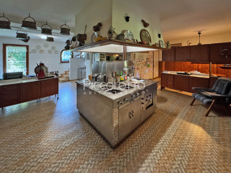 Rif. V5398 - Prestigiosa Villa dalle origini settecentesche in località Mercato Vecchio a Montebe...