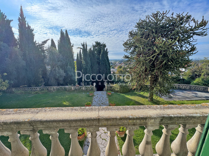 Rif. V5398 - Prestigiosa Villa dalle origini settecentesche in località Mercato Vecchio a Montebe...