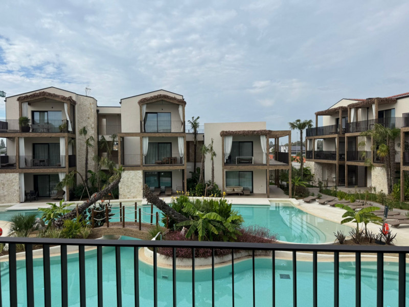 Immersi in un paesaggio caraibico tra sabbia bianca e palme verdi, in un residence dallo stile un...