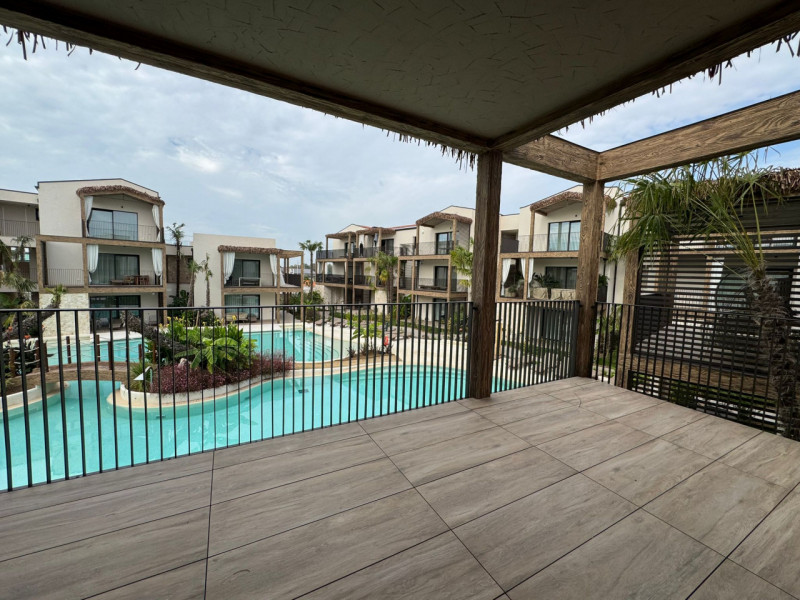 Immersi in un paesaggio caraibico tra sabbia bianca e palme verdi, in un residence dallo stile un...