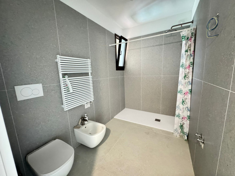 Immersi in un paesaggio caraibico tra sabbia bianca e palme verdi, in un residence dallo stile un...