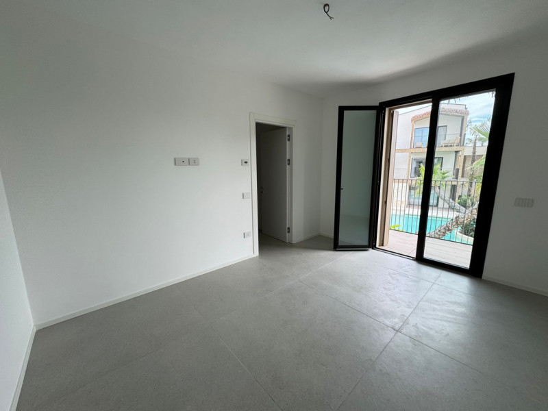 Immersi in un paesaggio caraibico tra sabbia bianca e palme verdi, in un residence dallo stile un...