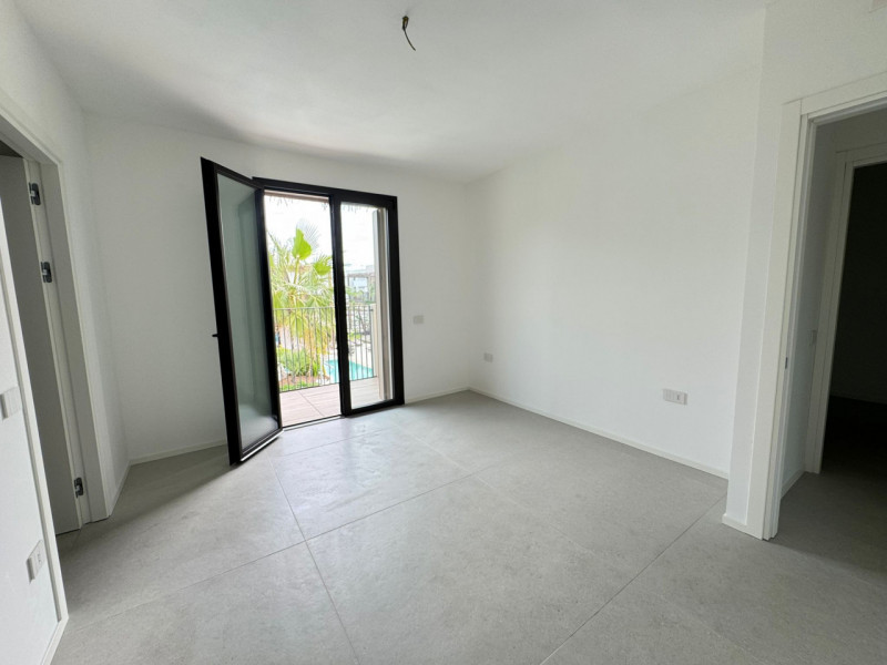 Immersi in un paesaggio caraibico tra sabbia bianca e palme verdi, in un residence dallo stile un...