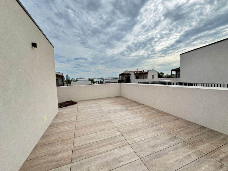 Immersi in un paesaggio caraibico tra sabbia bianca e palme verdi, in un residence dallo stile un...