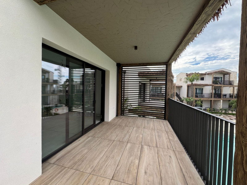 Immersi in un paesaggio caraibico tra sabbia bianca e palme verdi, in un residence dallo stile un...