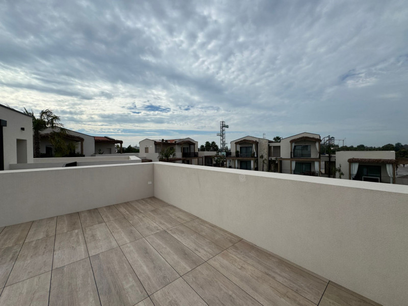 Immersi in un paesaggio caraibico tra sabbia bianca e palme verdi, in un residence dallo stile un...